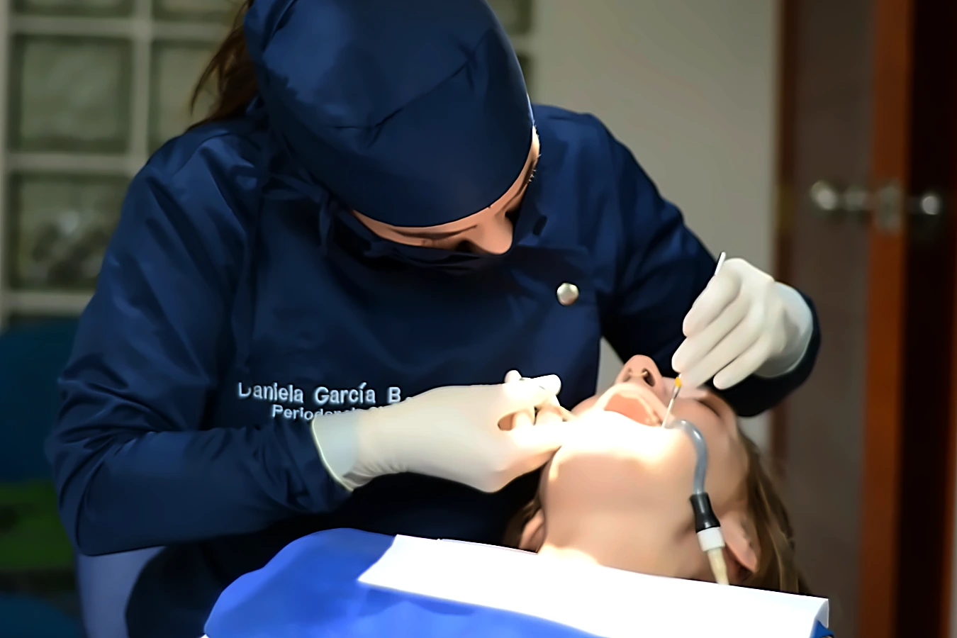 Dra. Daniela García en cirugía de implante